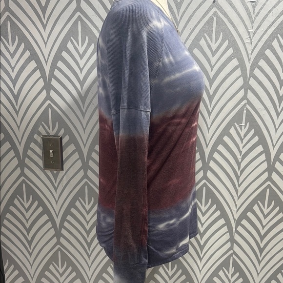 Blue T shirt with Long Sleeves and Artistic Style - Picture 2 of 6